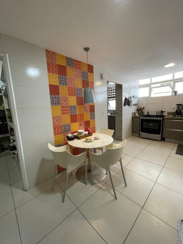 APARTAMENTO AMPLO 4 QUARTOS 2 SUÍTES VARANDA REFORMADO 3 GARAGENS À VENDA NO CAMPO GRANDE! Largo do Campo Grande Salvador - 