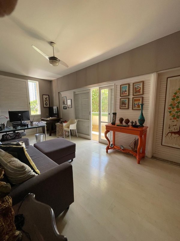 APARTAMENTO AMPLO 4 QUARTOS 2 SUÍTES VARANDA REFORMADO 3 GARAGENS À VENDA NO CAMPO GRANDE! Largo do Campo Grande Salvador - 