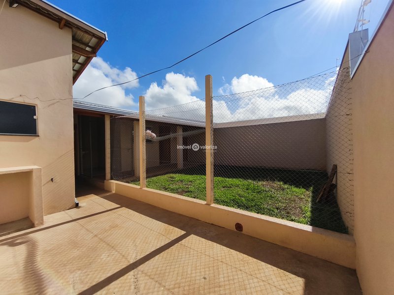 Casa com 3 dormitórios e quintal grande no Jardim Presidencial - Avaré - 