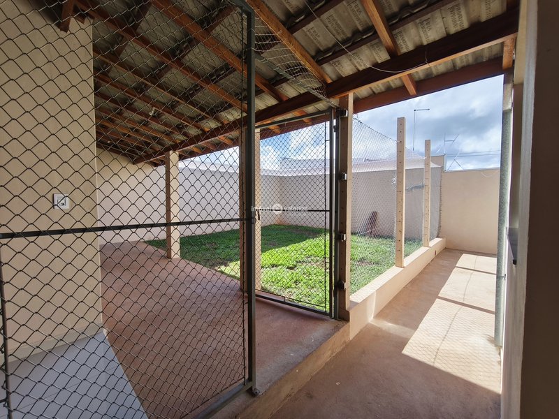 Casa com 3 dormitórios e quintal grande no Jardim Presidencial - Avaré - 