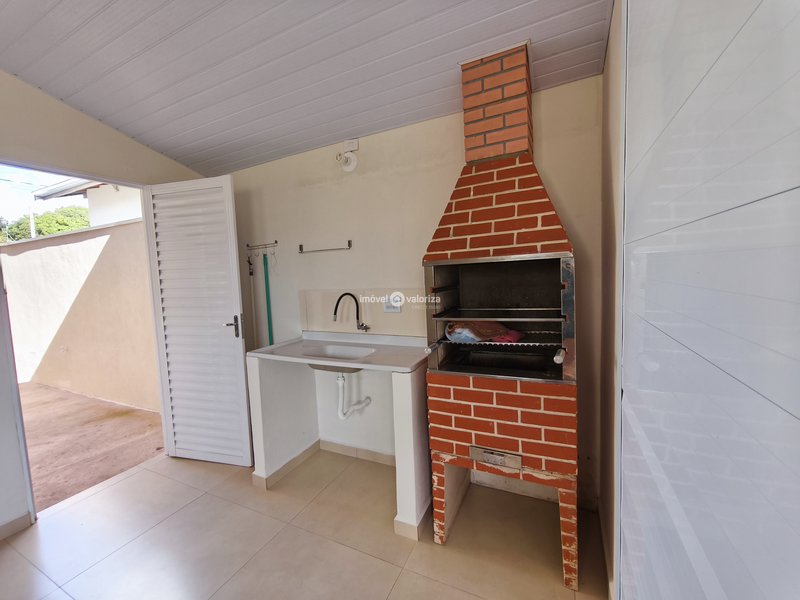 Casa com 3 dormitórios e quintal grande no Jardim Presidencial - Avaré - 