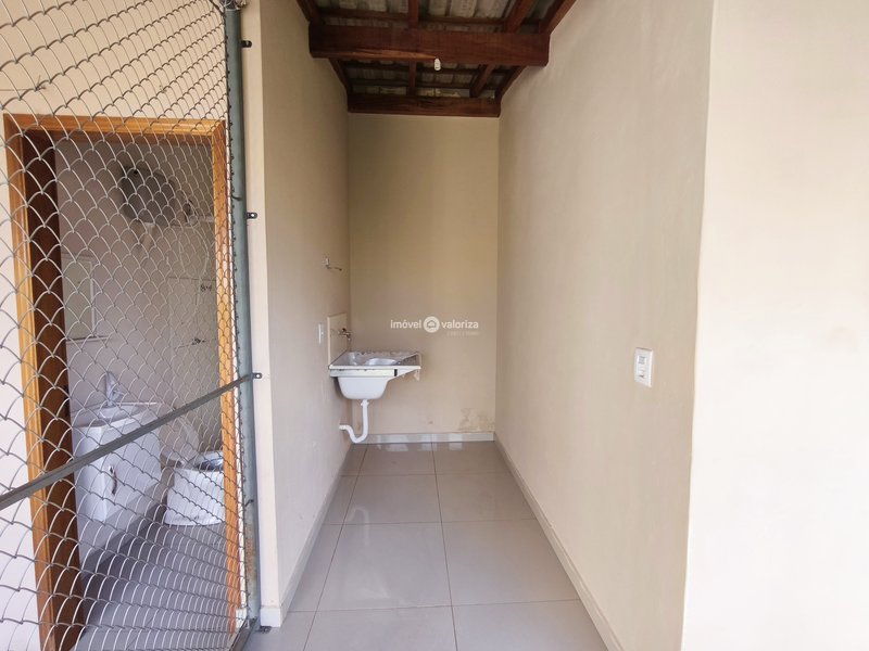 Casa com 3 dormitórios e quintal grande no Jardim Presidencial - Avaré - 