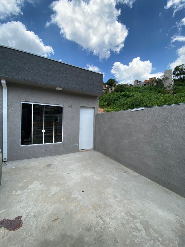 Linda casa no Recanto Feliz - Francisco Morato - 