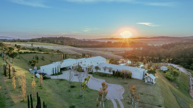 VILLA ALMARIAS — EXCLUSIVIDADE, REQUINTE E NATUREZA EM PERFEITA HARMONIA Estrada Municipal Natal Lorencini Jarinu - 