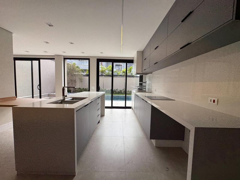 Casa Contemporânea à Venda no Swiss Park com 4 Suítes, Piscina e Acabamento Premium Rodovia Anhangüera Campinas - 