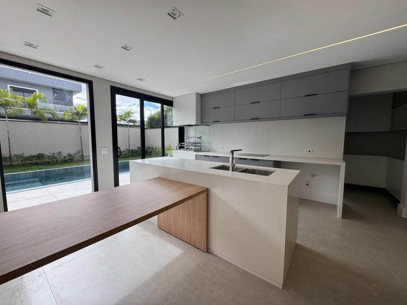 Casa Contemporânea à Venda no Swiss Park com 4 Suítes, Piscina e Acabamento Premium Rodovia Anhangüera Campinas - 