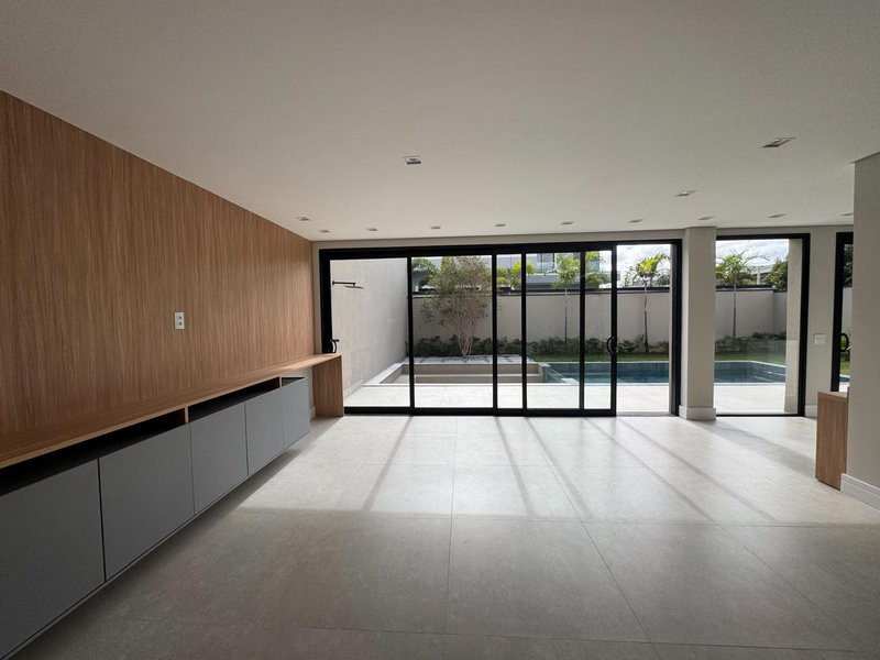 Casa Contemporânea à Venda no Swiss Park com 4 Suítes, Piscina e Acabamento Premium Rodovia Anhangüera Campinas - 