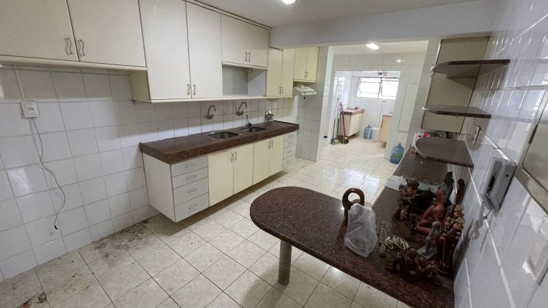 4 quartos (3 suítes, 01 canadense). 160m². Varanda. Dependência completa Rua Silva Lobato Recife - 