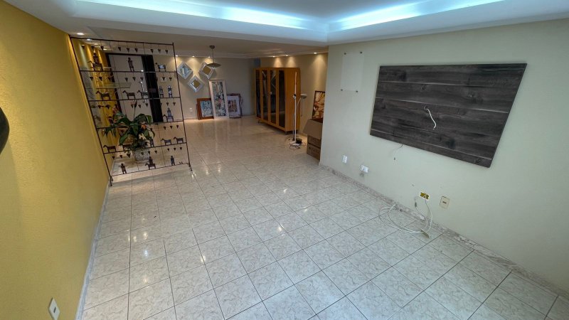 4 quartos (3 suítes, 01 canadense). 160m². Varanda. Dependência completa Rua Silva Lobato Recife - 