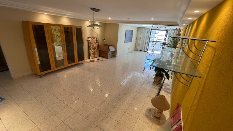 4 quartos (3 suítes, 01 canadense). 160m². Varanda. Dependência completa Rua Silva Lobato Recife - 