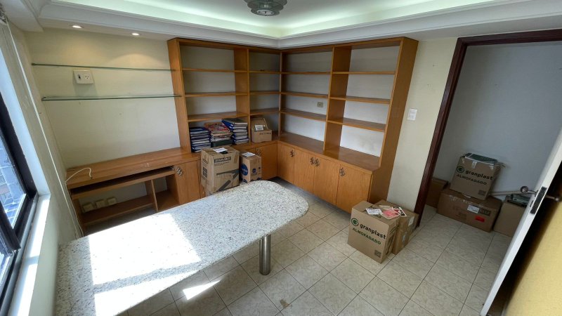 4 quartos (3 suítes, 01 canadense). 160m². Varanda. Dependência completa Rua Silva Lobato Recife - 