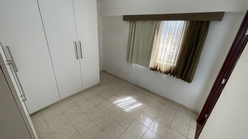 4 quartos (3 suítes, 01 canadense). 160m². Varanda. Dependência completa Rua Silva Lobato Recife - 