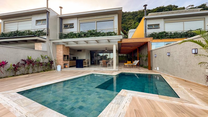 Casa em Condomínio na Praia de Juquehy - VENDA e LOCAÇÃO ANUAL - São Sebastião - 