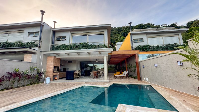 Casa em Condomínio na Praia de Juquehy - VENDA e LOCAÇÃO ANUAL - São Sebastião - 