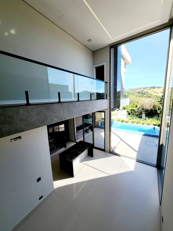 Casa à venda em condomínio de luxo Rua Sabiá Santana de Parnaíba - 