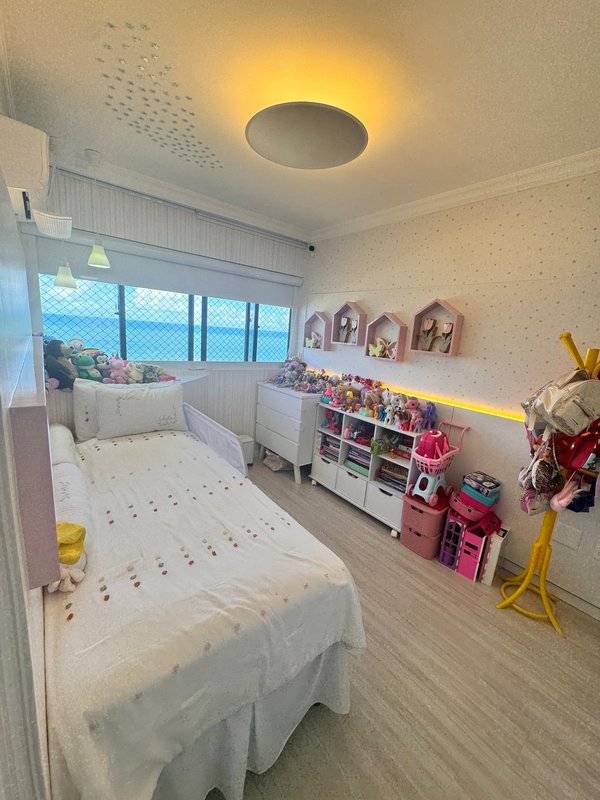 139m². 3 suítes. Dependência completa. 2 vagas de garagem. Nascente. Andar alto Avenida Boa Viagem Recife - 