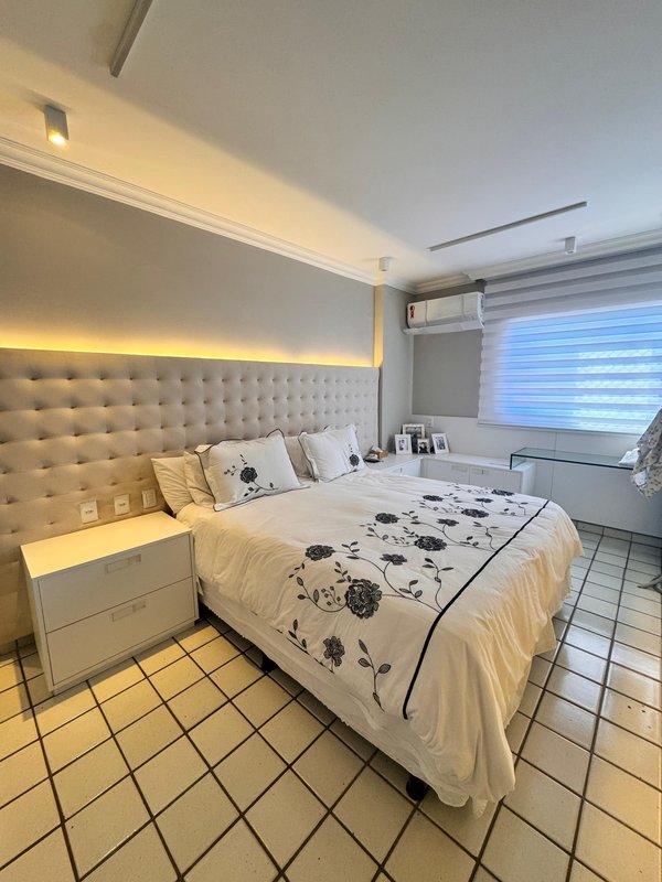 139m². 3 suítes. Dependência completa. 2 vagas de garagem. Nascente. Andar alto Avenida Boa Viagem Recife - 