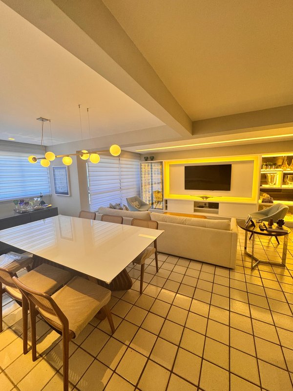 139m². 3 suítes. Dependência completa. 2 vagas de garagem. Nascente. Andar alto Avenida Boa Viagem Recife - 