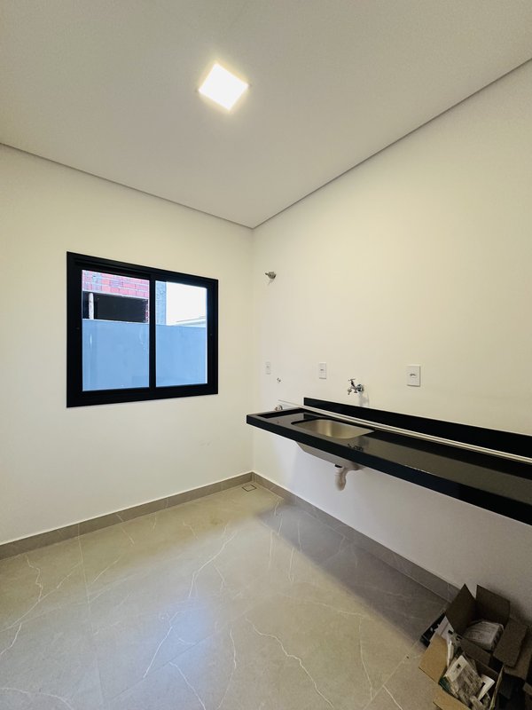 Sobrado Excelente com 3 Suítes, Escritório, Piscina e Quintal em Condomínio Fechado - CESARIO LANGE - 