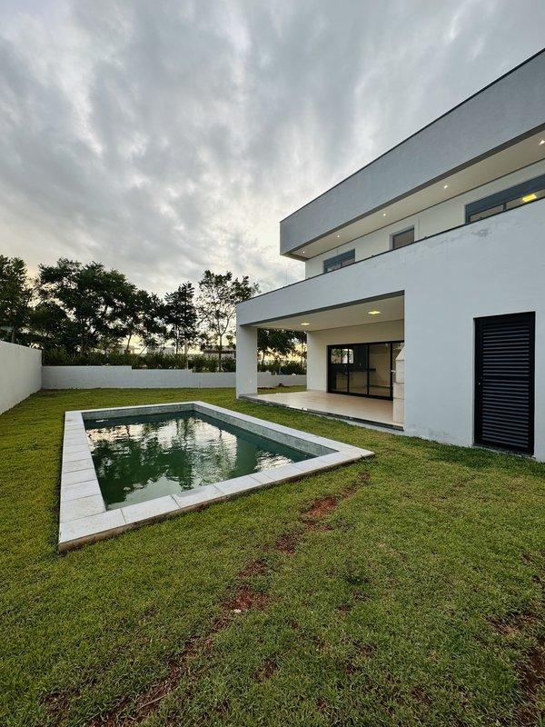 Sobrado Excelente com 3 Suítes, Escritório, Piscina e Quintal em Condomínio Fechado - CESARIO LANGE - 