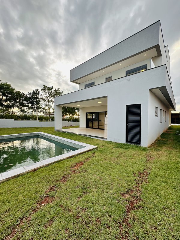 Sobrado Excelente com 3 Suítes, Escritório, Piscina e Quintal em Condomínio Fechado - CESARIO LANGE - 