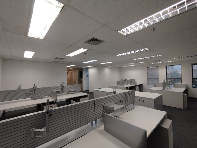 ALUGA-SE EXCELENTE SALA COMERCIAL 120m2 - 16 ESTAÇÕES DE TRABALHO - MOBILIADA - LINDA!!! Rua Cardeal Arcoverde São Paulo - 