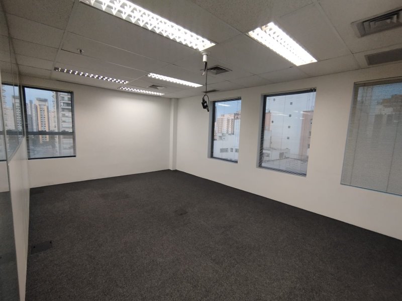 ALUGA-SE EXCELENTE SALA COMERCIAL 120m2 - 16 ESTAÇÕES DE TRABALHO - MOBILIADA - LINDA!!! Rua Cardeal Arcoverde São Paulo - 