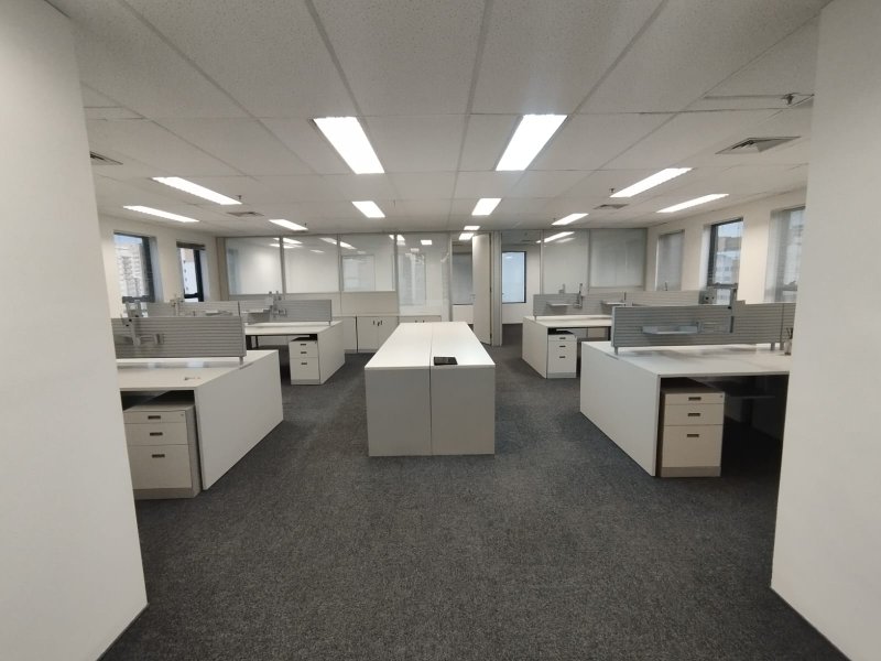 ALUGA-SE EXCELENTE SALA COMERCIAL 120m2 - 16 ESTAÇÕES DE TRABALHO - MOBILIADA - LINDA!!! Rua Cardeal Arcoverde São Paulo - 