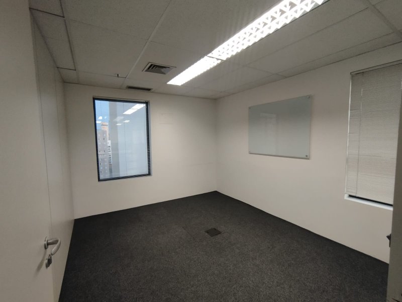 ALUGA-SE EXCELENTE SALA COMERCIAL 120m2 - 16 ESTAÇÕES DE TRABALHO - MOBILIADA - LINDA!!! Rua Cardeal Arcoverde São Paulo - 