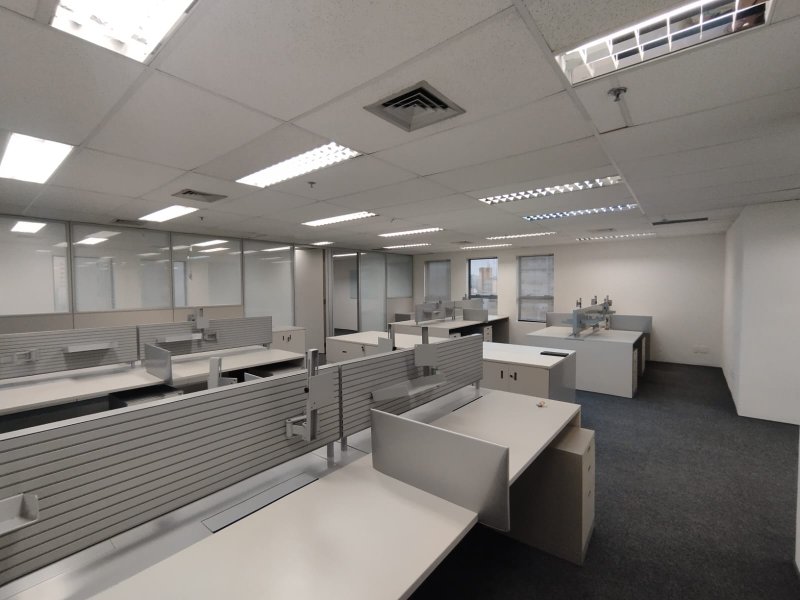 ALUGA-SE EXCELENTE SALA COMERCIAL 120m2 - 16 ESTAÇÕES DE TRABALHO - MOBILIADA - LINDA!!! Rua Cardeal Arcoverde São Paulo - 