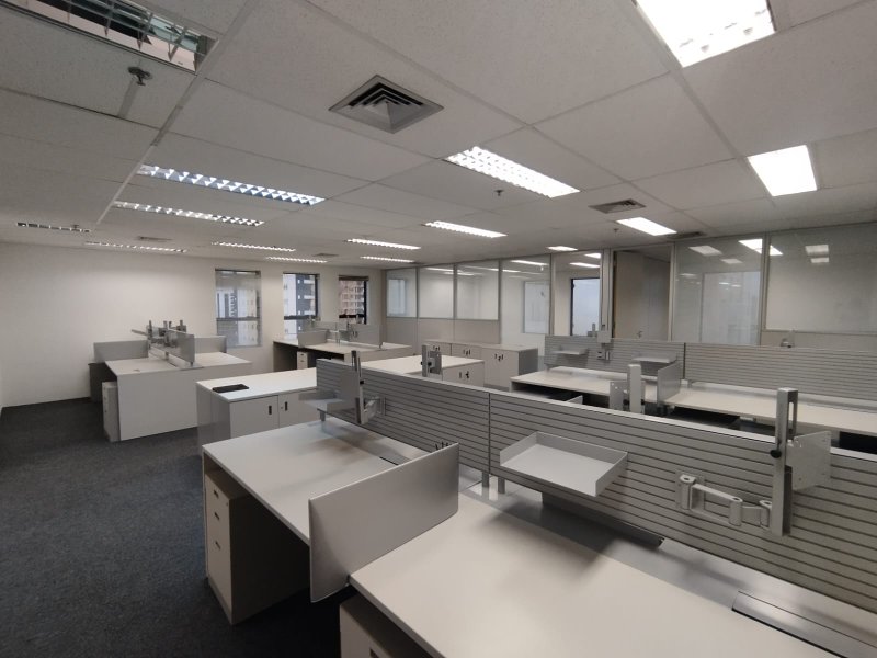 ALUGA-SE EXCELENTE SALA COMERCIAL 120m2 - 16 ESTAÇÕES DE TRABALHO - MOBILIADA - LINDA!!! Rua Cardeal Arcoverde São Paulo - 