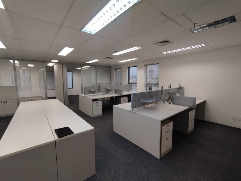 ALUGA-SE EXCELENTE SALA COMERCIAL 120m2 - 16 ESTAÇÕES DE TRABALHO - MOBILIADA - LINDA!!! Rua Cardeal Arcoverde São Paulo - 