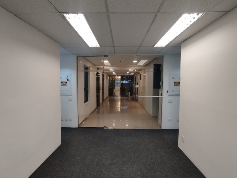ALUGA-SE EXCELENTE SALA COMERCIAL 120m2 - 16 ESTAÇÕES DE TRABALHO - MOBILIADA - LINDA!!! Rua Cardeal Arcoverde São Paulo - 