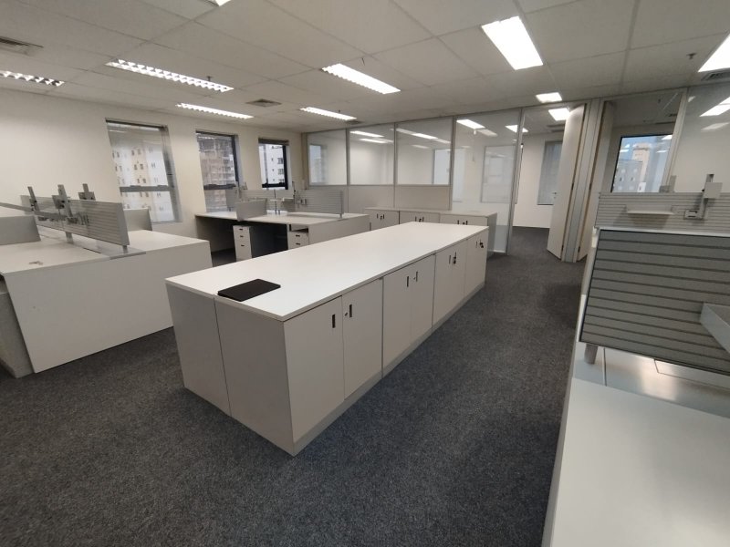 ALUGA-SE EXCELENTE SALA COMERCIAL 120m2 - 16 ESTAÇÕES DE TRABALHO - MOBILIADA - LINDA!!! Rua Cardeal Arcoverde São Paulo - 