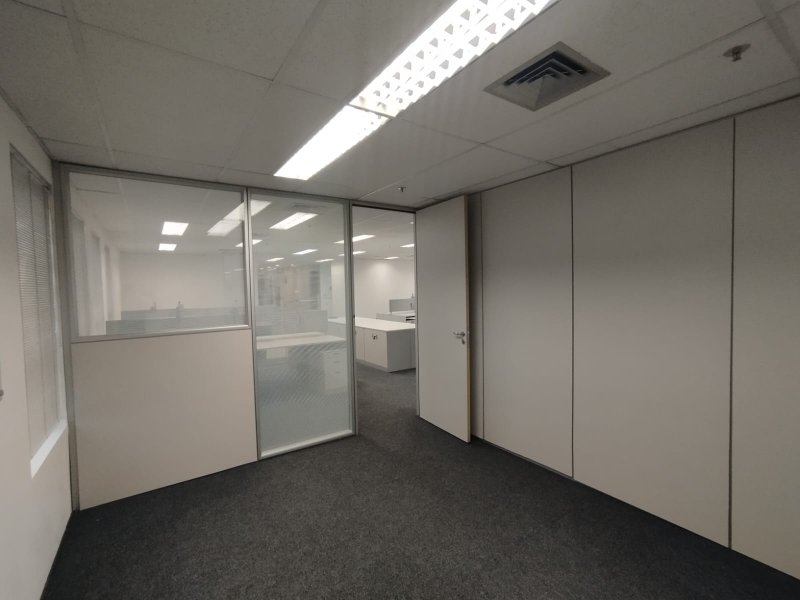 ALUGA-SE EXCELENTE SALA COMERCIAL 120m2 - 16 ESTAÇÕES DE TRABALHO - MOBILIADA - LINDA!!! Rua Cardeal Arcoverde São Paulo - 