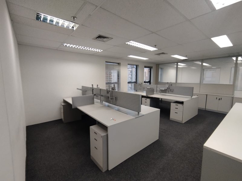 ALUGA-SE EXCELENTE SALA COMERCIAL 120m2 - 16 ESTAÇÕES DE TRABALHO - MOBILIADA - LINDA!!! Rua Cardeal Arcoverde São Paulo - 