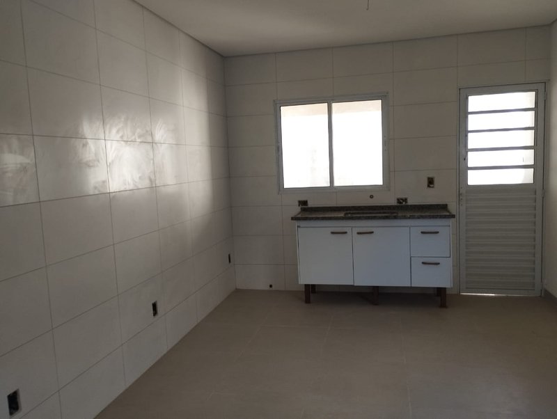 Sobrado com 3 Dormitórios e Quintal Amplo no Jardim Alvorada - Mogi das Cruzes - 
