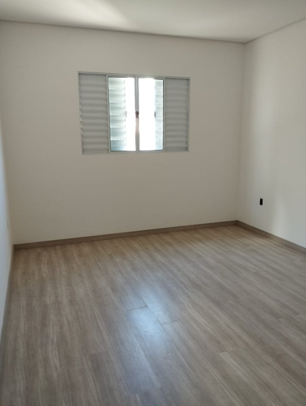 Sobrado com 3 Dormitórios e Quintal Amplo no Jardim Alvorada - Mogi das Cruzes - 