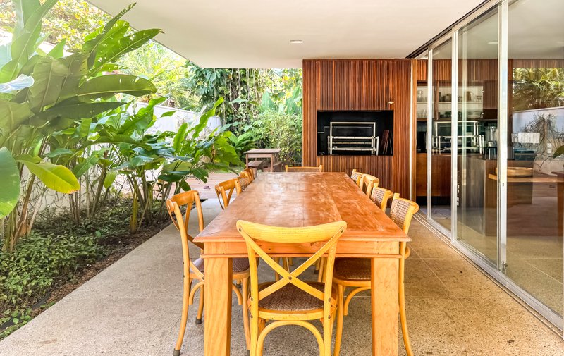 Casa com Arquitetura Contemporânea e Lazer Completo na Praia da Baleia – À VENDA - São Sebastião - 