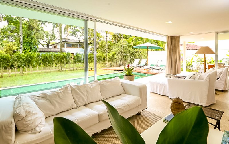 Casa com Arquitetura Contemporânea e Lazer Completo na Praia da Baleia – À VENDA - São Sebastião - 