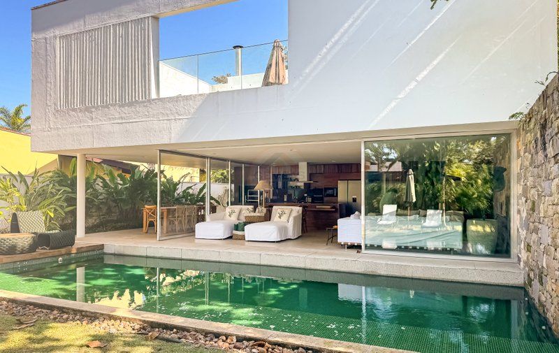 Casa com Arquitetura Contemporânea e Lazer Completo na Praia da Baleia – À VENDA - São Sebastião - 