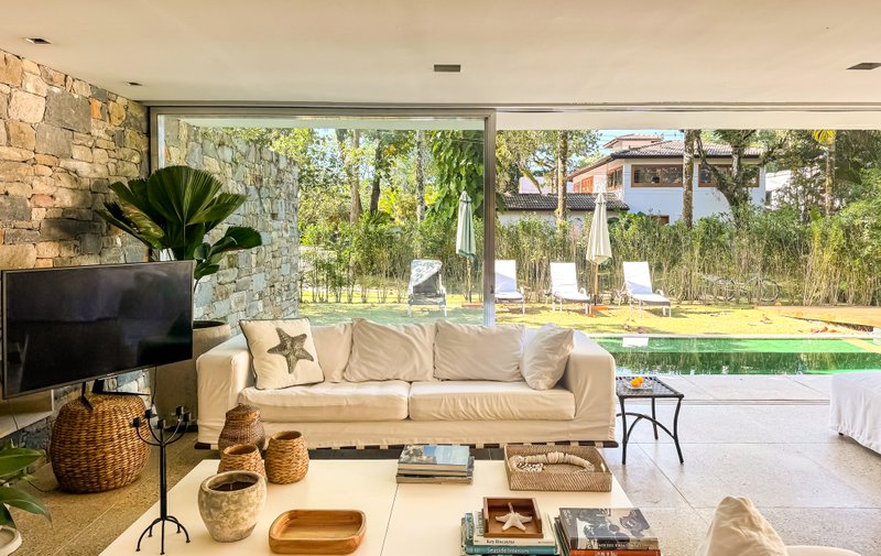 Casa com Arquitetura Contemporânea e Lazer Completo na Praia da Baleia – À VENDA - São Sebastião - 