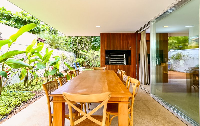 Casa com Arquitetura Contemporânea e Lazer Completo na Praia da Baleia – À VENDA - São Sebastião - 