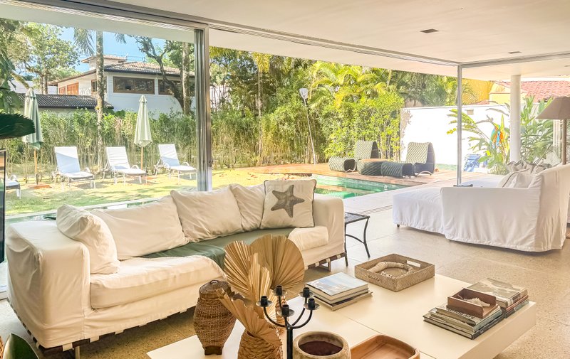 Casa com Arquitetura Contemporânea e Lazer Completo na Praia da Baleia – À VENDA - São Sebastião - 