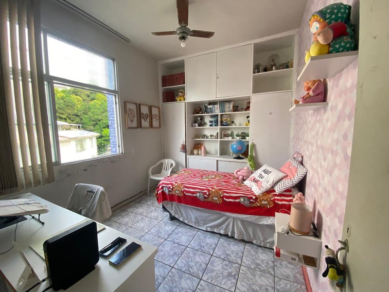 APARTAMENTO 2 QUARTOS DEPENDÊNCIA LOCALIZAÇÃO EXCELENTE GARAGEM À VENDA NA GRAÇA! Rua Teixeira Leal Salvador - 