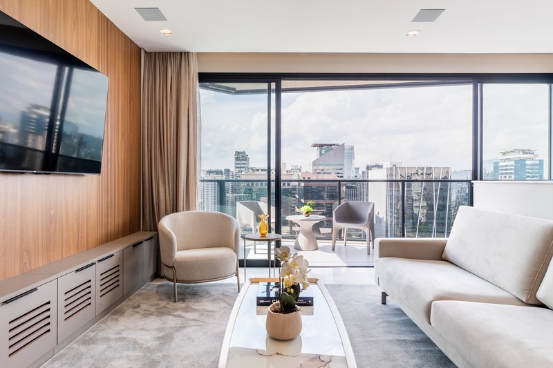 VENDE-SE OU ALUGA-SE DUPLEX LINDO – 2 SUÍTES - 2 VAGAS - COMPLETO - VILA OLÍMPIA – 114m2 Rua Chilon São Paulo - 