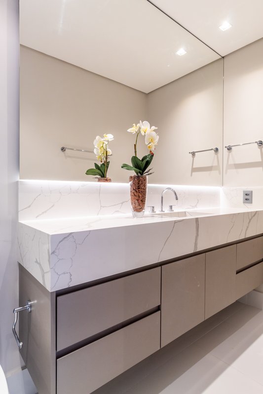 VENDE-SE OU ALUGA-SE DUPLEX LINDO – 2 SUÍTES - 2 VAGAS - COMPLETO - VILA OLÍMPIA – 114m2 Rua Chilon São Paulo - 