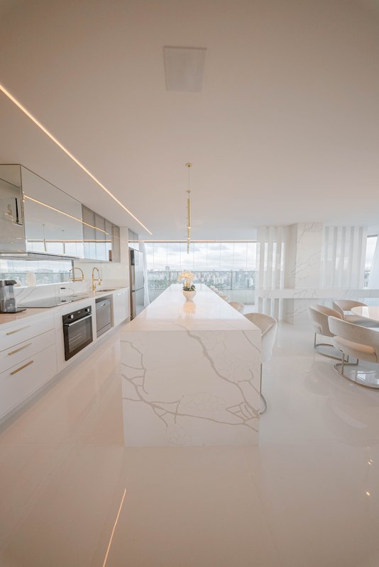 VENDE-SE OU ALUGA-SE PENTHOUSE ESPETACULAR – 3 SUÍTES - 2 VAGAS - ÚNICA - PINHEIROS – 200m Avenida Rebouças São Paulo - 