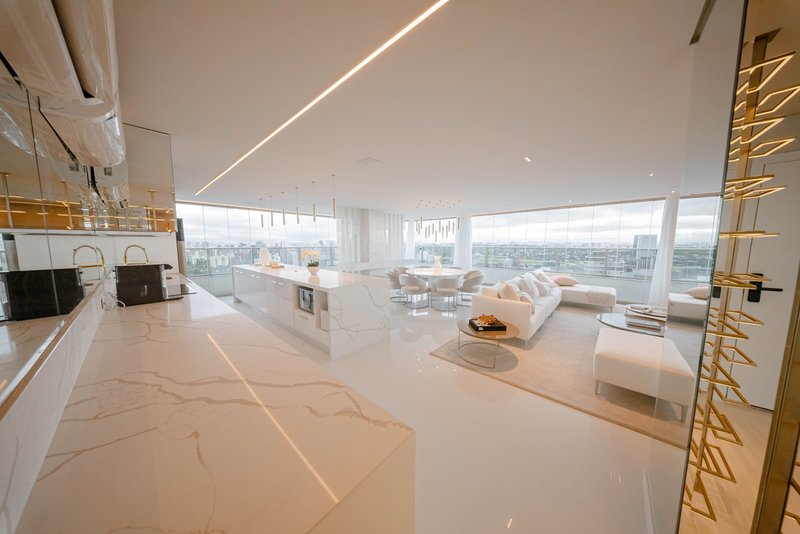 VENDE-SE OU ALUGA-SE PENTHOUSE ESPETACULAR – 3 SUÍTES - 2 VAGAS - ÚNICA - PINHEIROS – 200m Avenida Rebouças São Paulo - 
