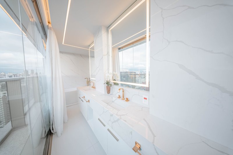 VENDE-SE OU ALUGA-SE PENTHOUSE ESPETACULAR – 3 SUÍTES - 2 VAGAS - ÚNICA - PINHEIROS – 200m Avenida Rebouças São Paulo - 
